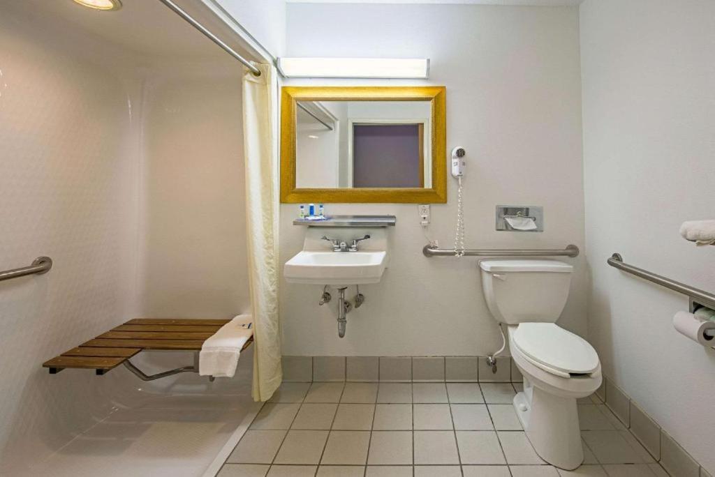 Royal Inn Suites Huntington Bagian luar foto