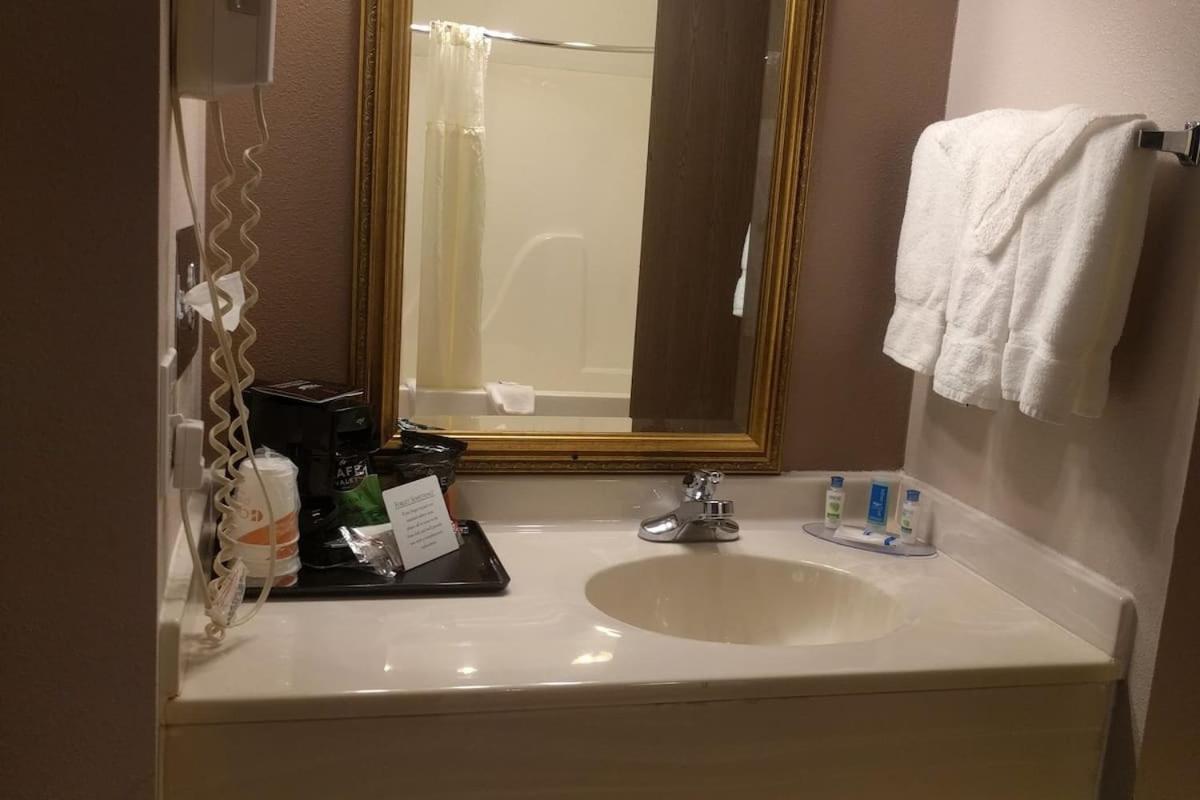 Royal Inn Suites Huntington Bagian luar foto