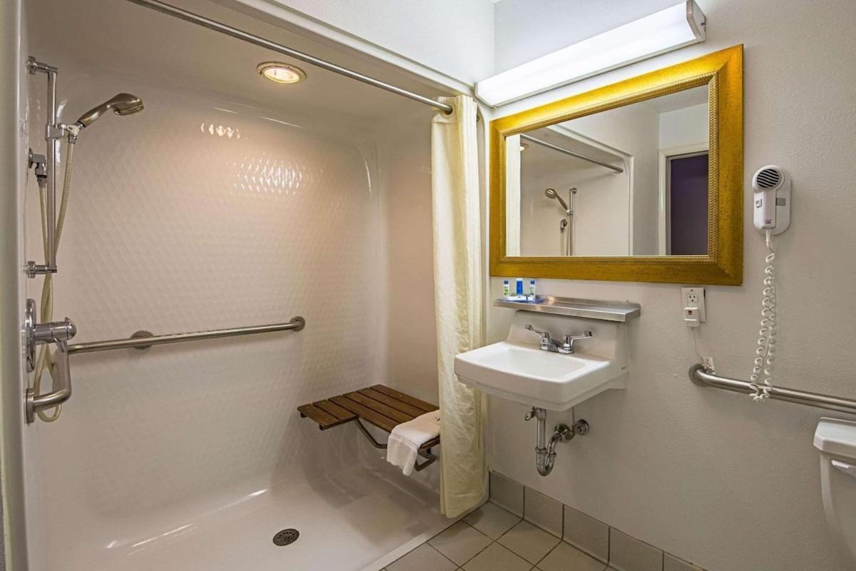 Royal Inn Suites Huntington Bagian luar foto