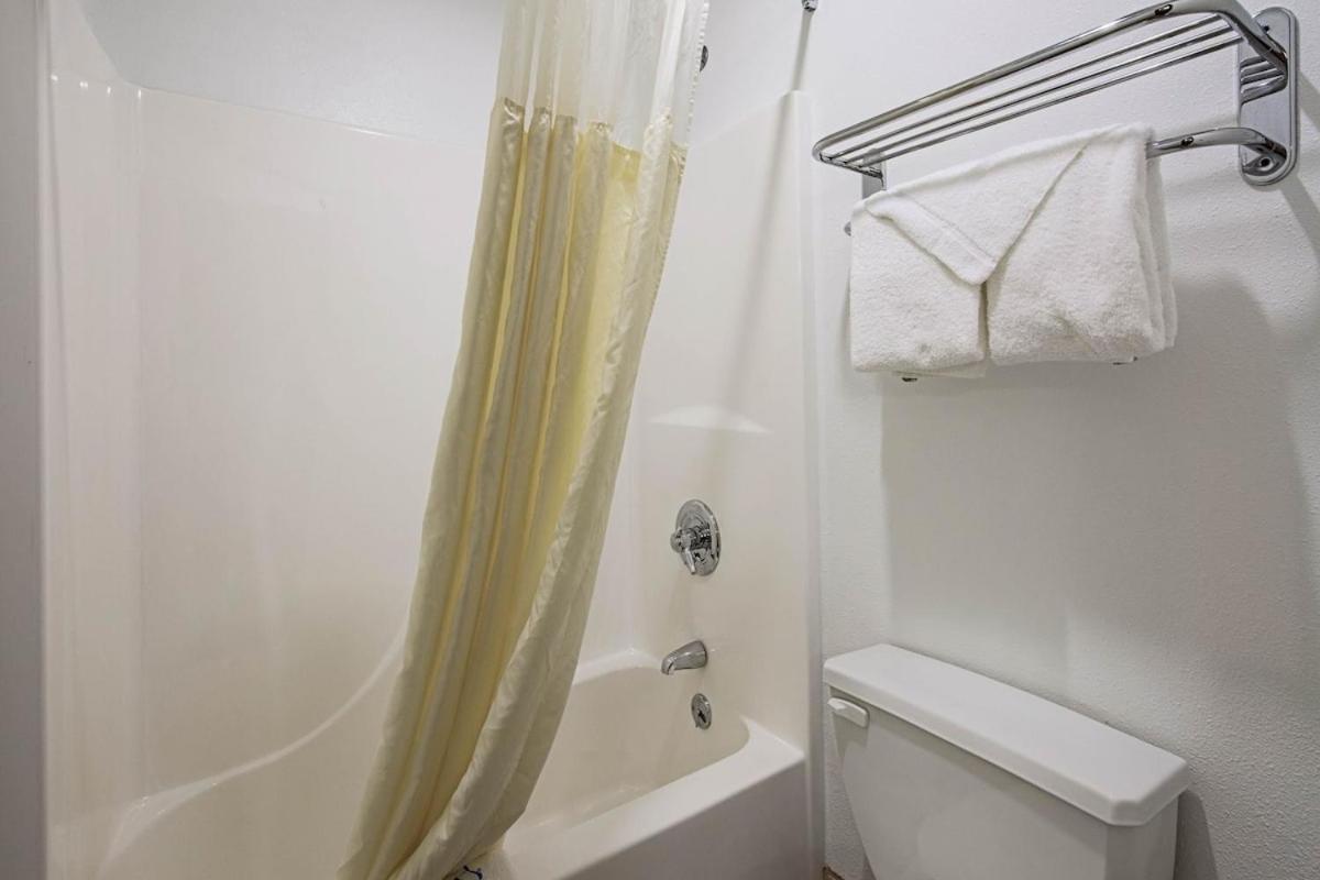 Royal Inn Suites Huntington Bagian luar foto