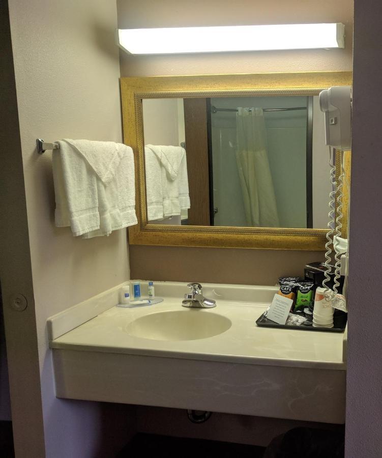 Royal Inn Suites Huntington Bagian luar foto